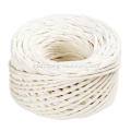 cuerda de papel torcida de color blanco